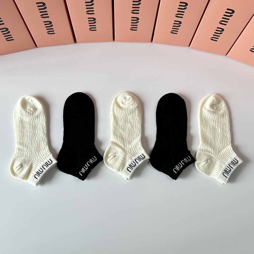 💛配包装
MiuMiu（缪缪）新款经典中短袜堆堆袜袜子！一盒五双， 专柜同步筒袜袜子，💛大牌出街，潮人必