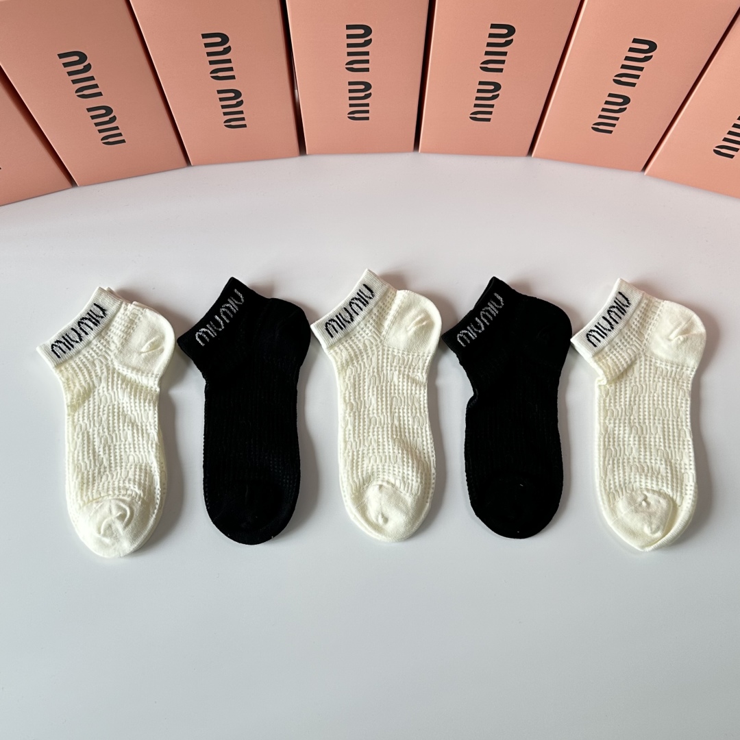 💛配包装
MiuMiu（缪缪）新款经典中短袜堆堆袜袜子！一盒五双， 专柜同步筒袜袜子，💛大牌出街，潮人必