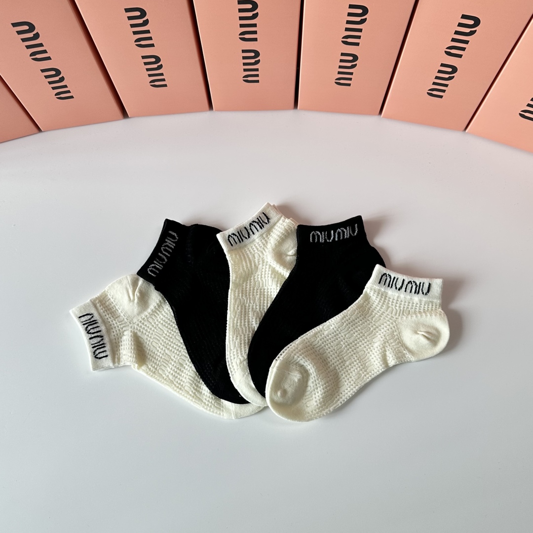 💛配包装
MiuMiu（缪缪）新款经典中短袜堆堆袜袜子！一盒五双， 专柜同步筒袜袜子，💛大牌出街，潮人必