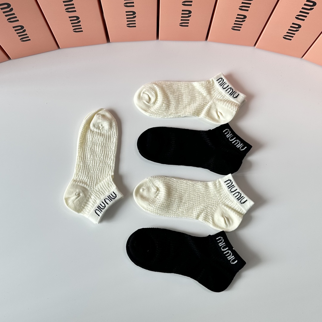 💛配包装
MiuMiu（缪缪）新款经典中短袜堆堆袜袜子！一盒五双， 专柜同步筒袜袜子，💛大牌出街，潮人必