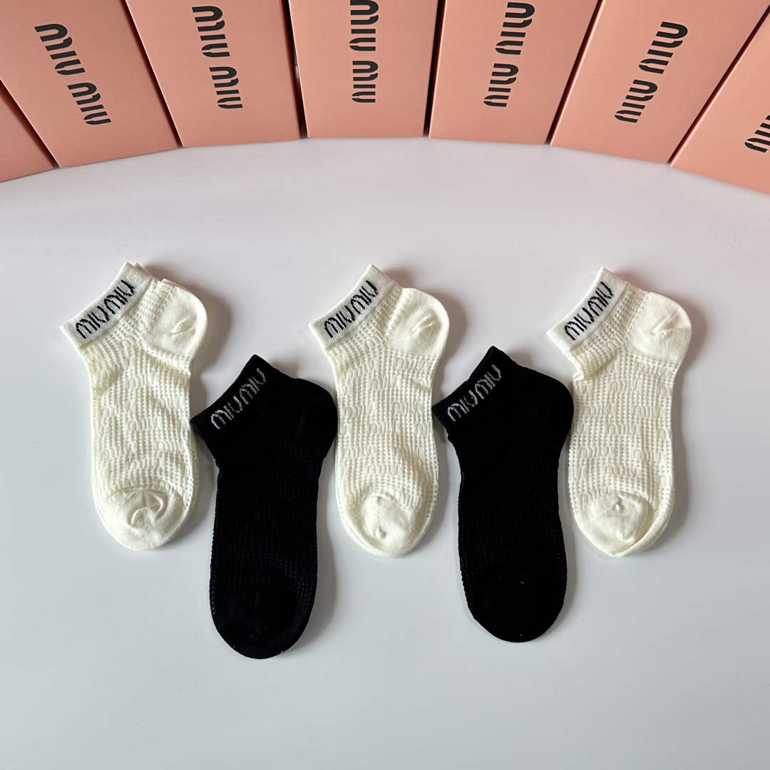 💛配包装
MiuMiu（缪缪）新款经典中短袜堆堆袜袜子！一盒五双， 专柜同步筒袜袜子，💛大牌出街，潮人必