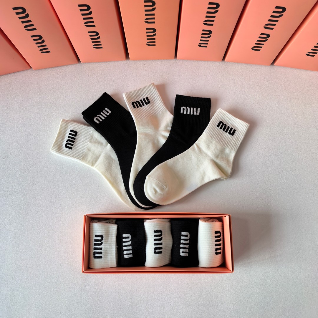  💛配包装
MIUMIU（缪缪）新款经典中长款堆堆袜袜子！一盒五双， 专柜同步筒袜袜子，💛大牌出街，潮人