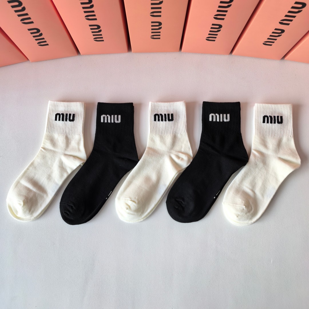  💛配包装
MIUMIU（缪缪）新款经典中长款堆堆袜袜子！一盒五双， 专柜同步筒袜袜子，💛大牌出街，潮人