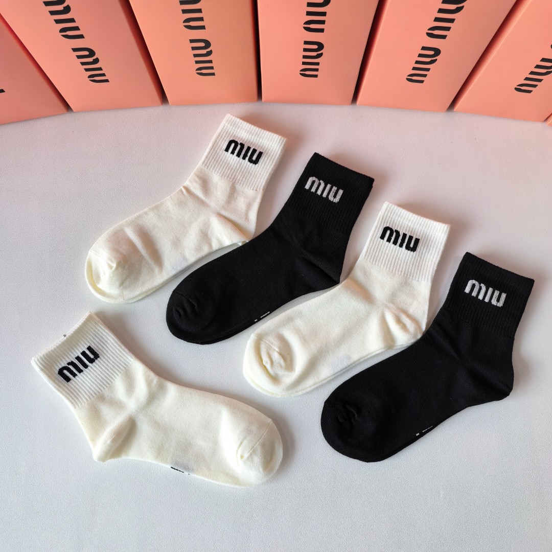  💛配包装
MIUMIU（缪缪）新款经典中长款堆堆袜袜子！一盒五双， 专柜同步筒袜袜子，💛大牌出街，潮人