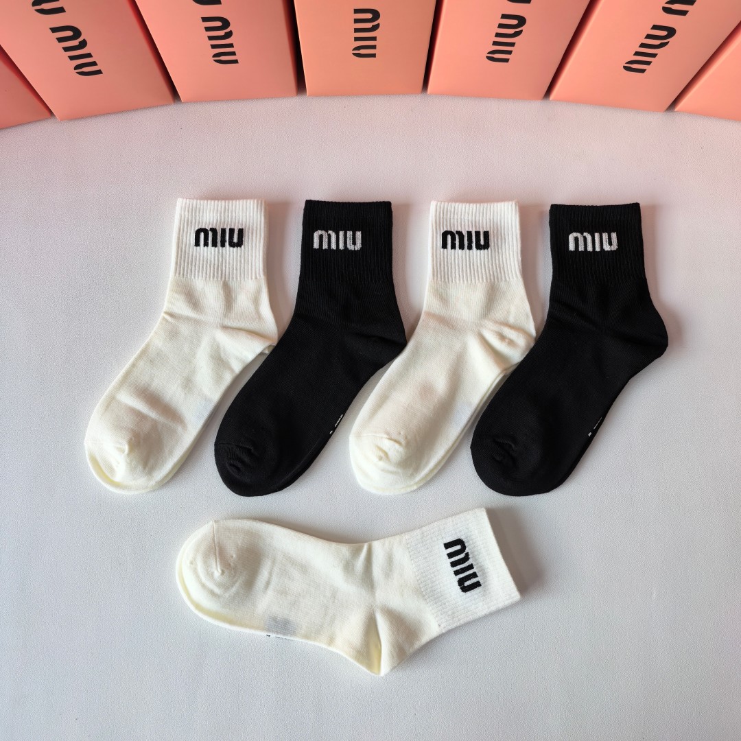  💛配包装
MIUMIU（缪缪）新款经典中长款堆堆袜袜子！一盒五双， 专柜同步筒袜袜子，💛大牌出街，潮人