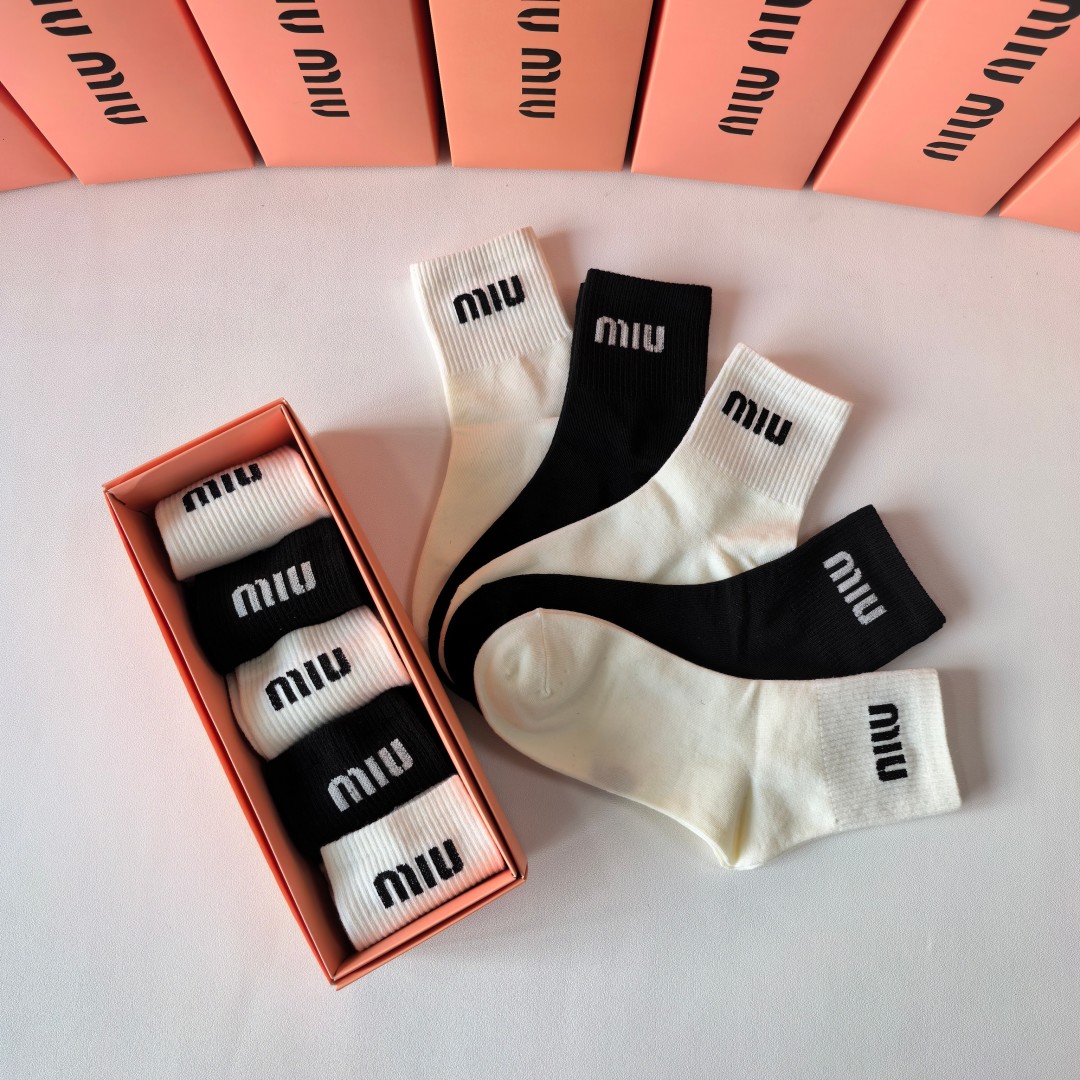  💛配包装
MIUMIU（缪缪）新款经典中长款堆堆袜袜子！一盒五双， 专柜同步筒袜袜子，💛大牌出街，潮人