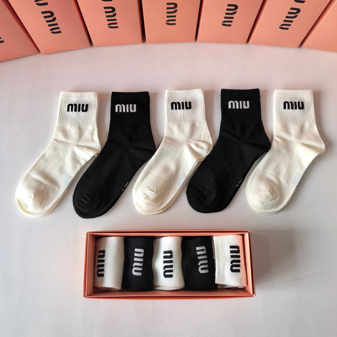  💛配包装
MIUMIU（缪缪）新款经典中长款堆堆袜袜子！一盒五双， 专柜同步筒袜袜子，💛大牌出街，潮人