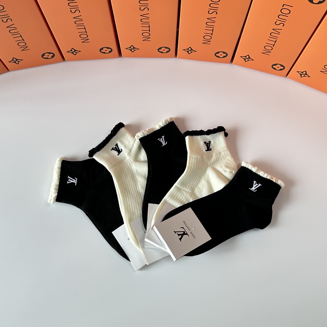 💛配专柜包装
LV（路易威登）新款刺绣中短筒袜堆堆袜袜子！一盒五双，专柜同步筒袜袜子，💛大牌出街，潮人