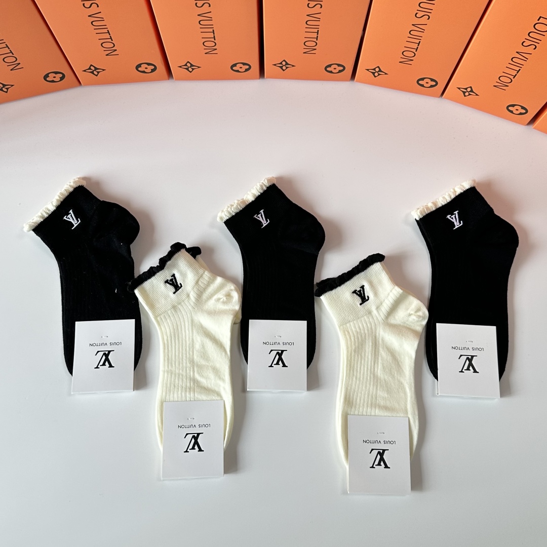  💛配专柜包装
LV（路易威登）新款刺绣中短筒袜堆堆袜袜子！一盒五双，专柜同步筒袜袜子，💛大牌出街，潮人