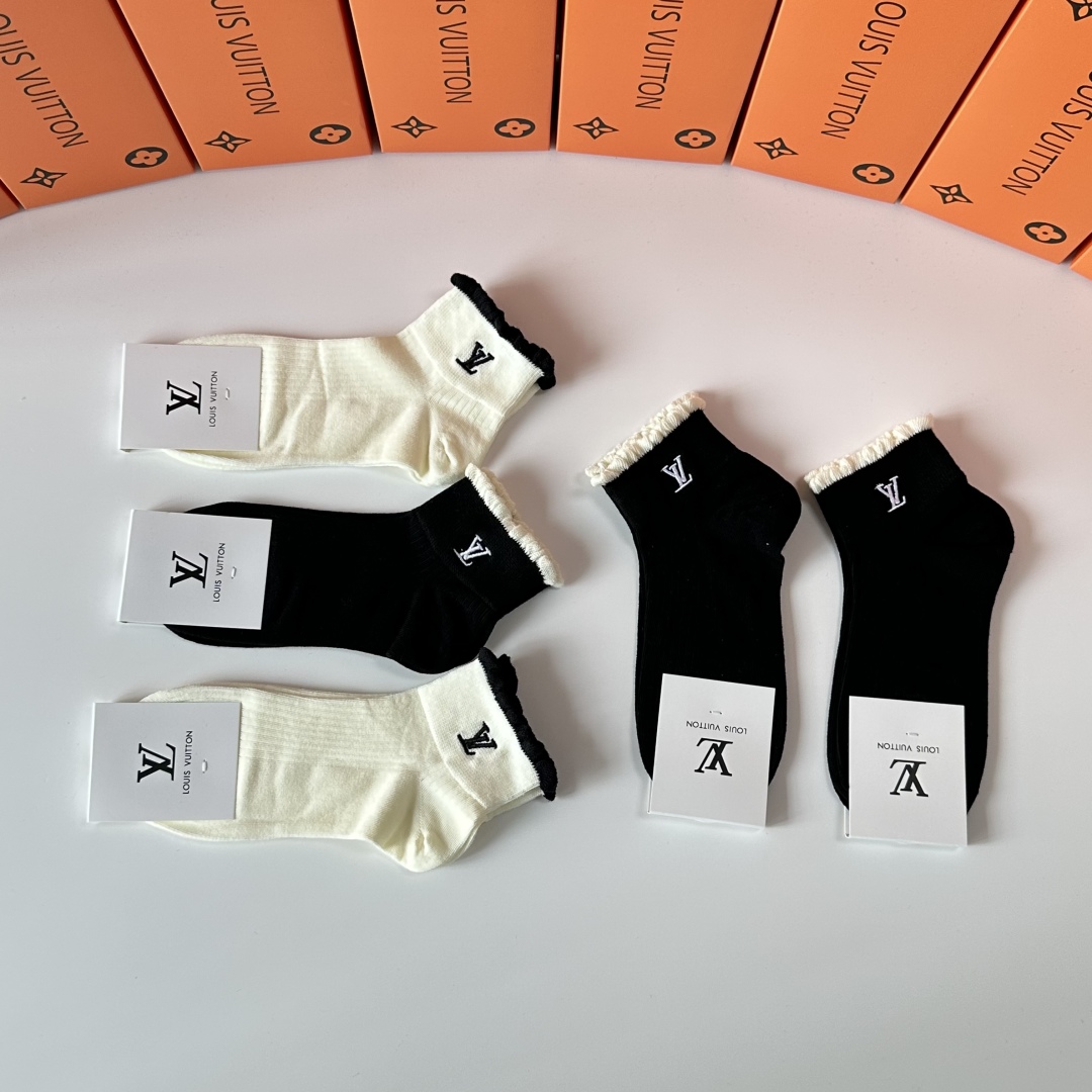  💛配专柜包装
LV（路易威登）新款刺绣中短筒袜堆堆袜袜子！一盒五双，专柜同步筒袜袜子，💛大牌出街，潮人