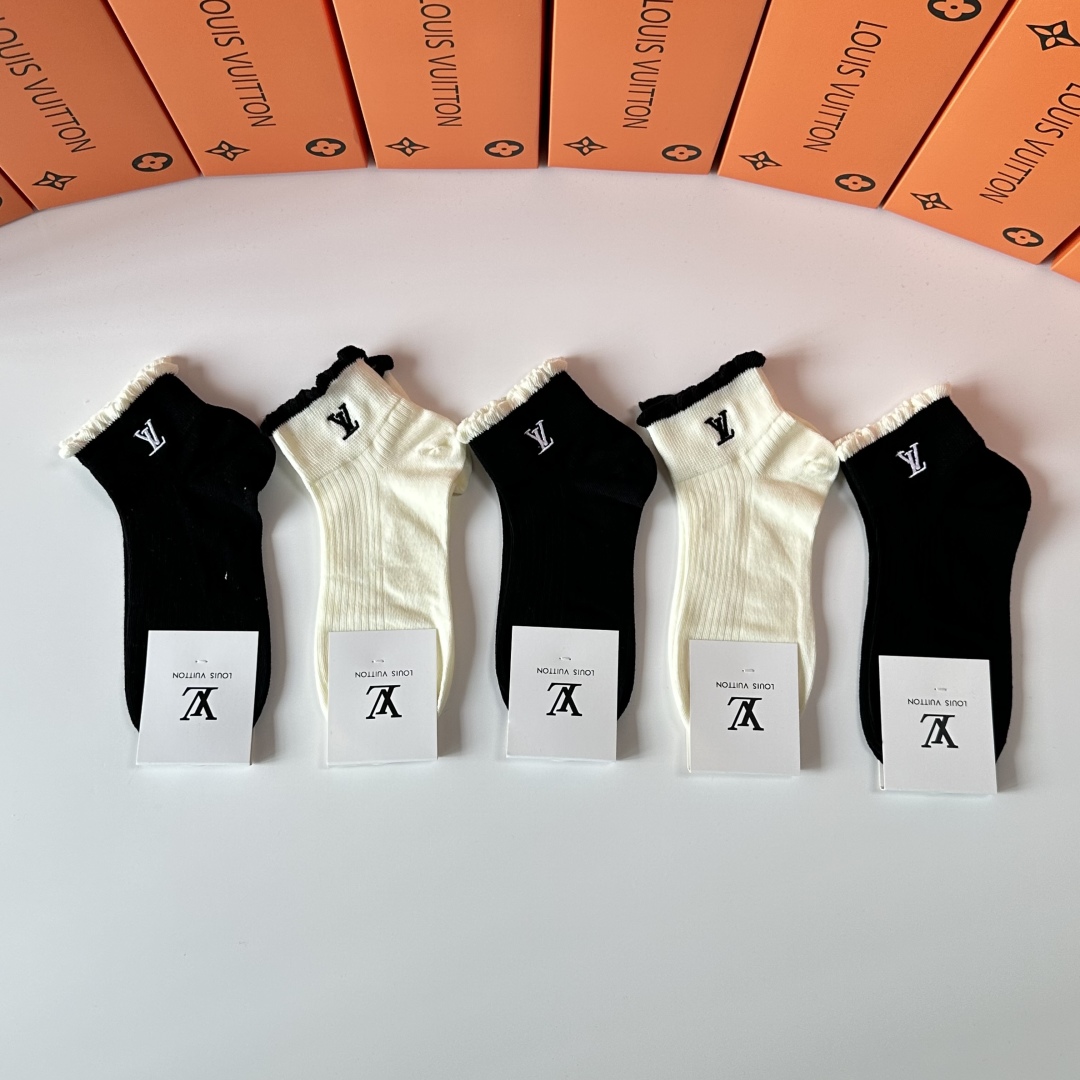  💛配专柜包装
LV（路易威登）新款刺绣中短筒袜堆堆袜袜子！一盒五双，专柜同步筒袜袜子，💛大牌出街，潮人