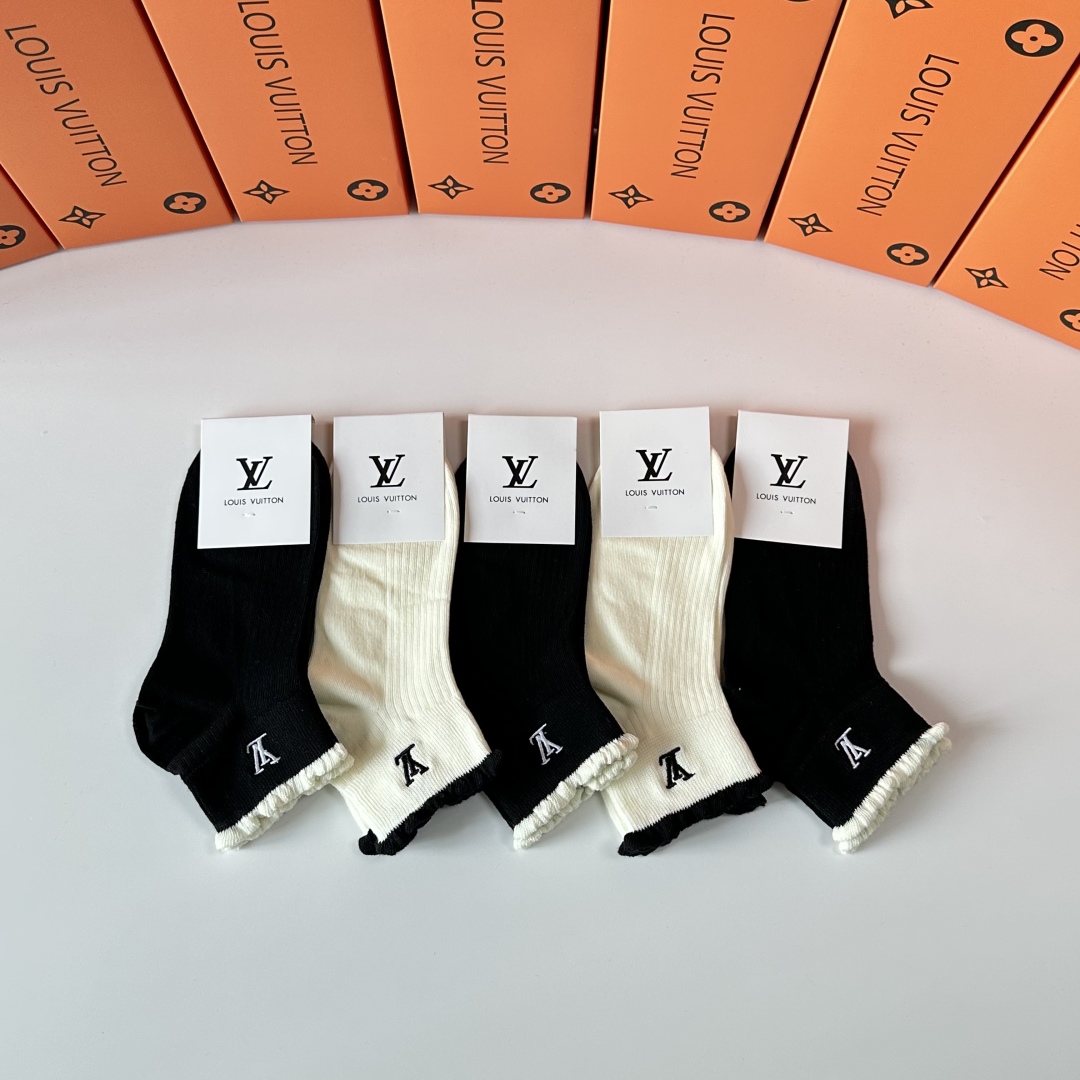  💛配专柜包装
LV（路易威登）新款刺绣中短筒袜堆堆袜袜子！一盒五双，专柜同步筒袜袜子，💛大牌出街，潮人