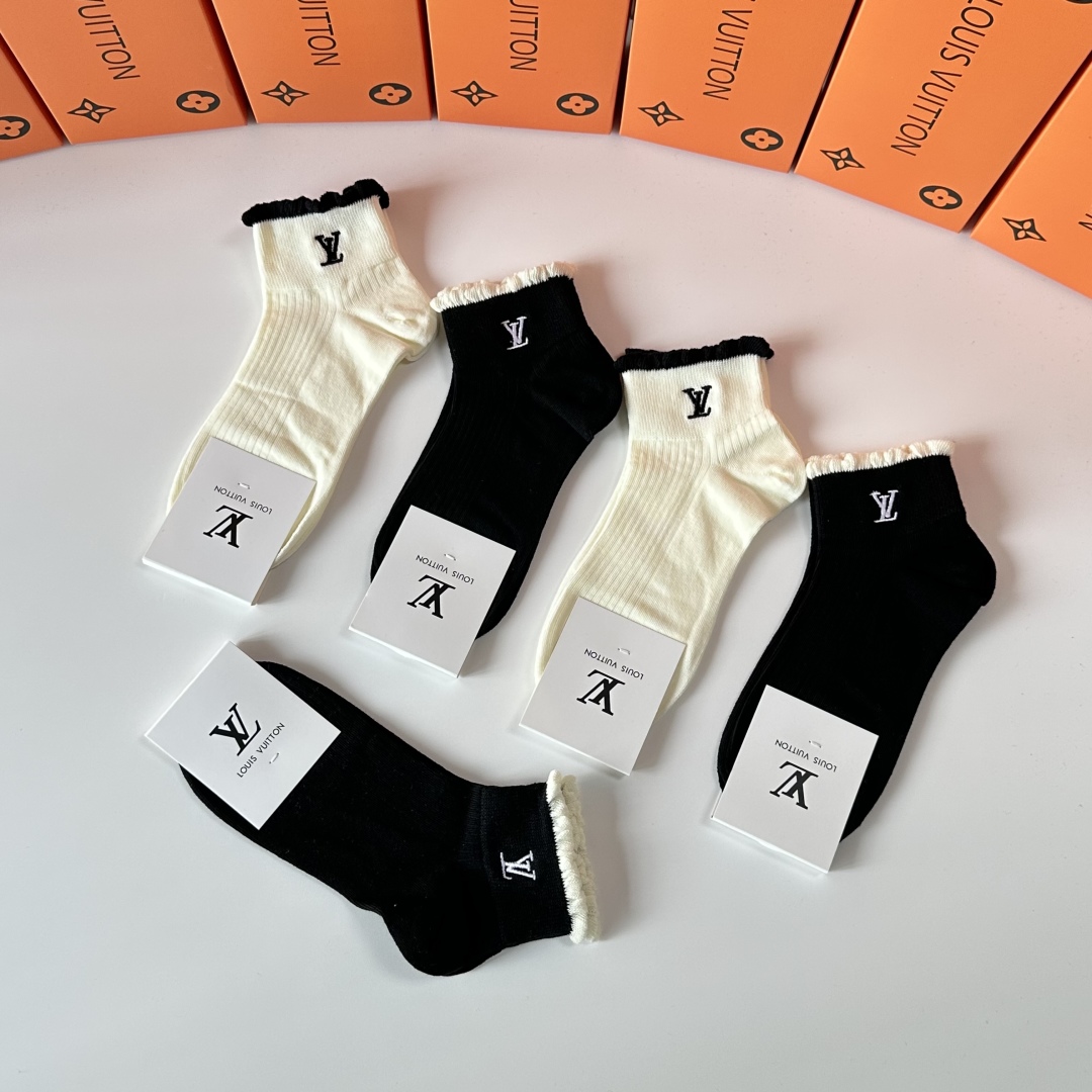  💛配专柜包装
LV（路易威登）新款刺绣中短筒袜堆堆袜袜子！一盒五双，专柜同步筒袜袜子，💛大牌出街，潮人