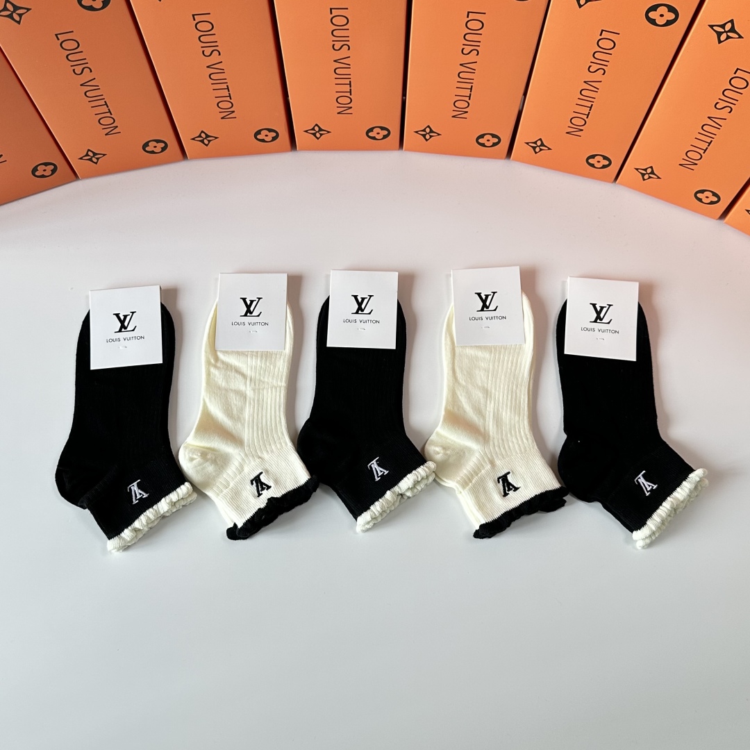  💛配专柜包装
LV（路易威登）新款刺绣中短筒袜堆堆袜袜子！一盒五双，专柜同步筒袜袜子，💛大牌出街，潮人