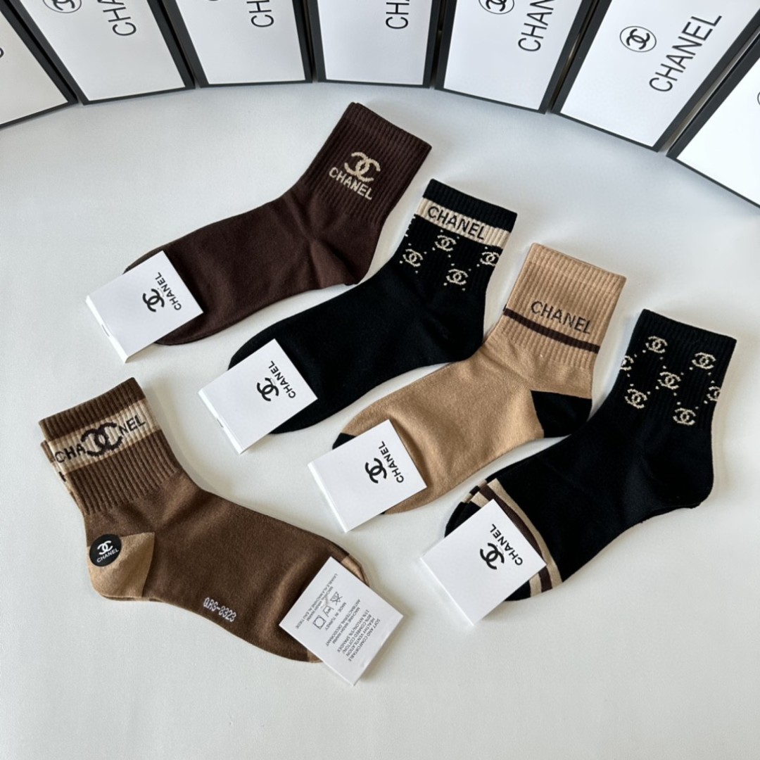  💛配专柜包装
Chanel（香奈儿）新款中长款堆堆袜袜子！一盒五双，专柜同步筒袜袜子，💛大牌出街，潮人