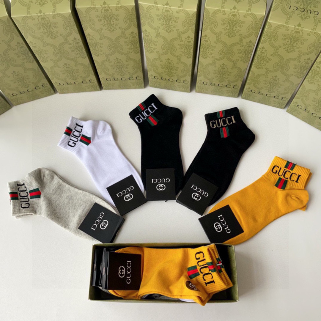  💛配包装
Gucci（古驰）新款经典中短款堆堆袜袜子！一盒五双， 专柜同步筒款袜子，💛大牌出街，潮人必