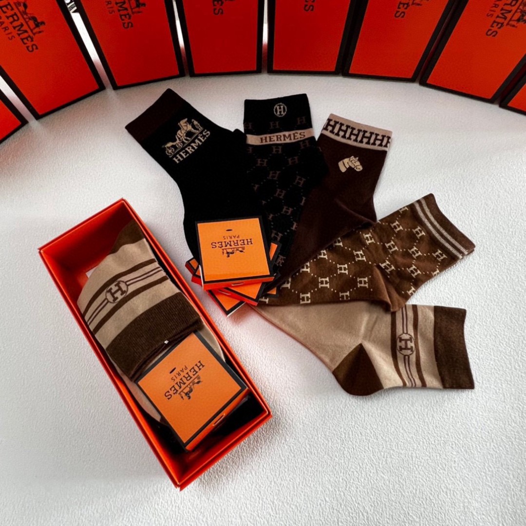  💛配包装
Hermes （爱马仕）新款经典中长款堆堆袜袜子！一盒五双， 专柜同步筒袜袜子，💛大牌出街，