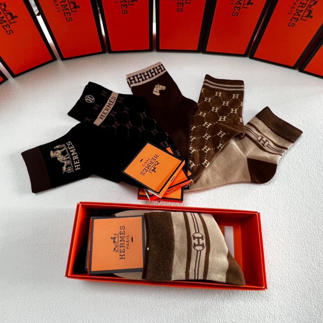  💛配包装
Hermes （爱马仕）新款经典中长款堆堆袜袜子！一盒五双， 专柜同步筒袜袜子，💛大牌出街，
