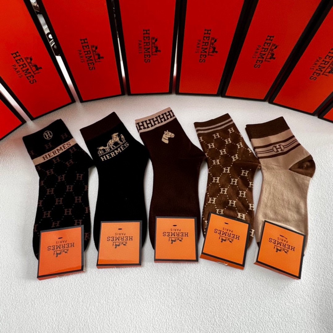  💛配包装
Hermes （爱马仕）新款经典中长款堆堆袜袜子！一盒五双， 专柜同步筒袜袜子，💛大牌出街，
