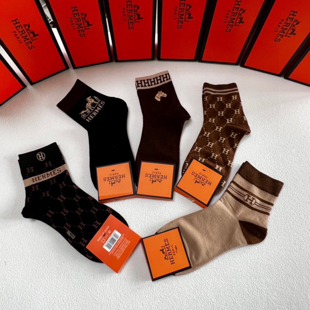  💛配包装
Hermes （爱马仕）新款经典中长款堆堆袜袜子！一盒五双， 专柜同步筒袜袜子，💛大牌出街，