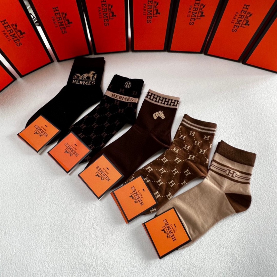  💛配包装
Hermes （爱马仕）新款经典中长款堆堆袜袜子！一盒五双， 专柜同步筒袜袜子，💛大牌出街，