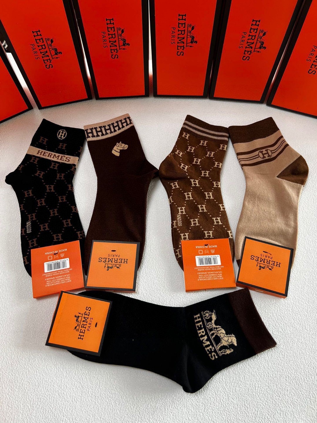  💛配包装
Hermes （爱马仕）新款经典中长款堆堆袜袜子！一盒五双， 专柜同步筒袜袜子，💛大牌出街，