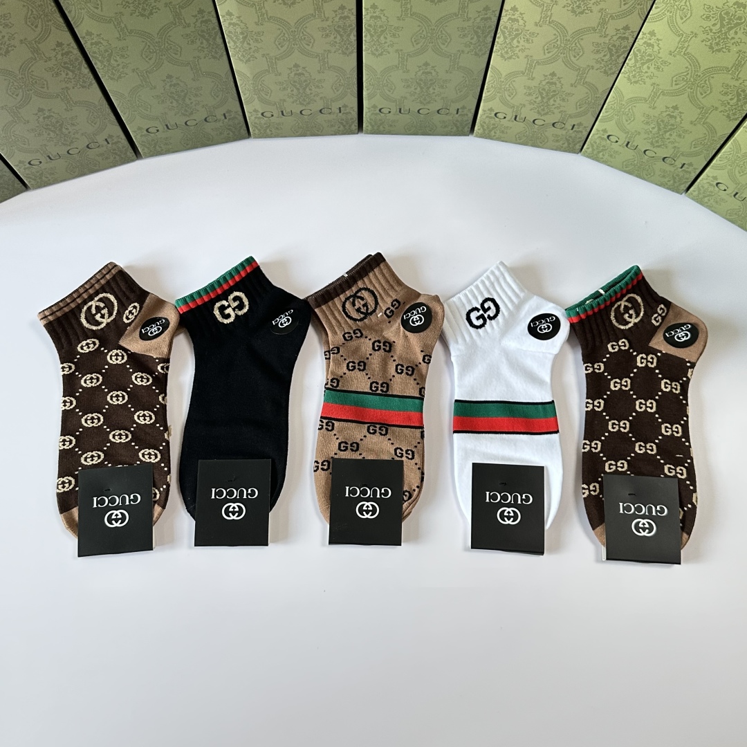 💛配专柜包装
Gucci（古驰）新款中短款堆堆袜袜子！一盒五双，专柜同步筒袜袜子，💛大牌出街，潮人必备。