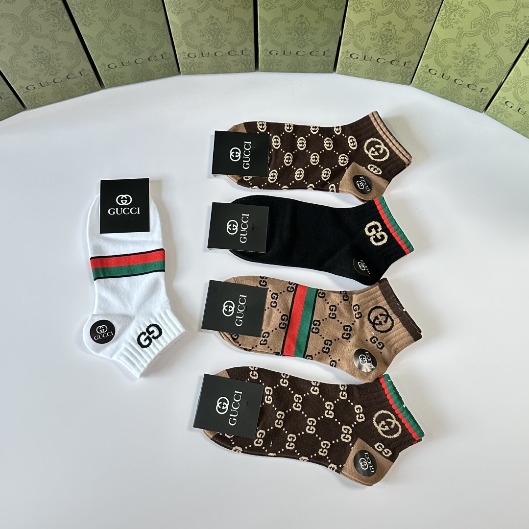 💛配专柜包装
Gucci（古驰）新款中短款堆堆袜袜子！一盒五双，专柜同步筒袜袜子，💛大牌出街，潮人必备。