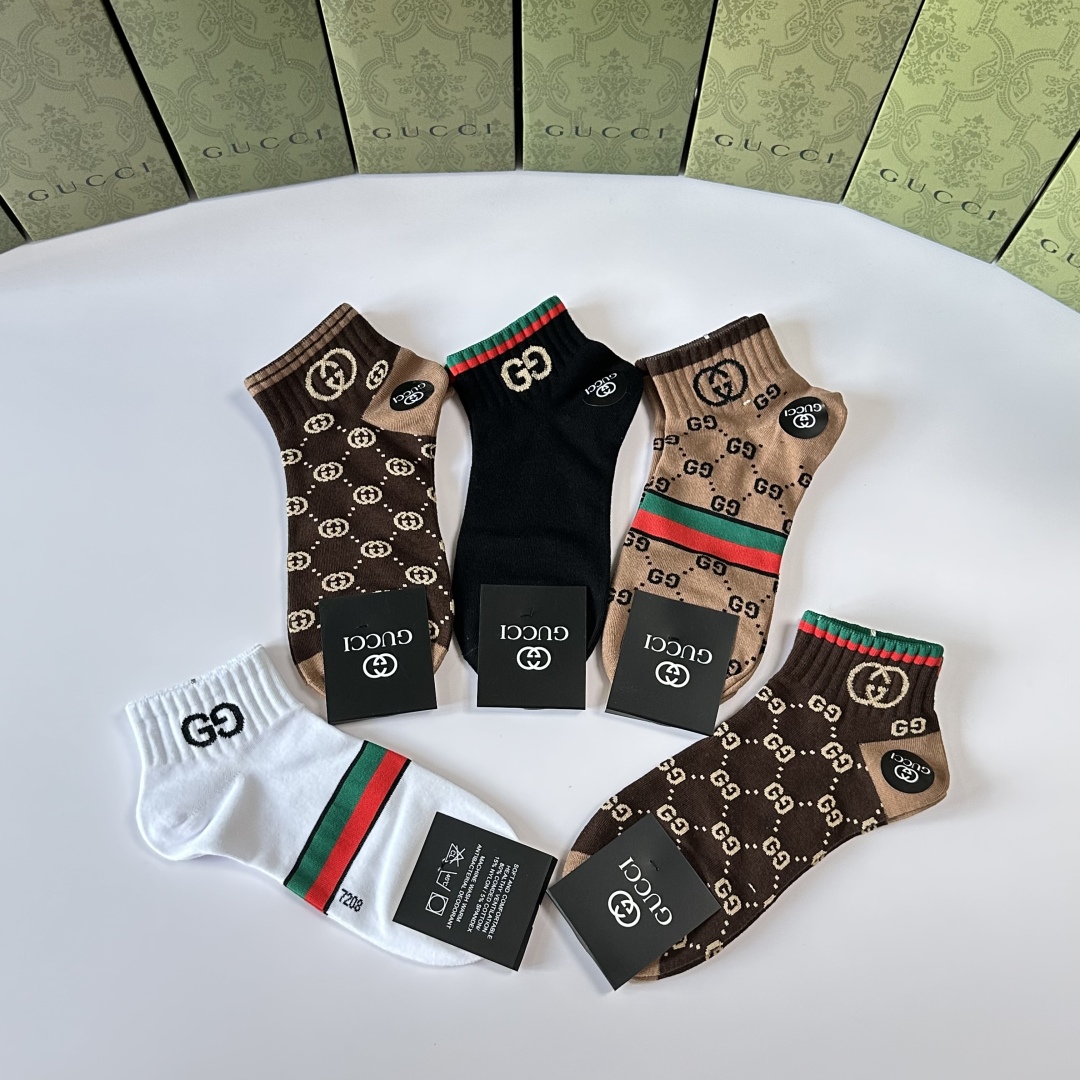 💛配专柜包装
Gucci（古驰）新款中短款堆堆袜袜子！一盒五双，专柜同步筒袜袜子，💛大牌出街，潮人必备。