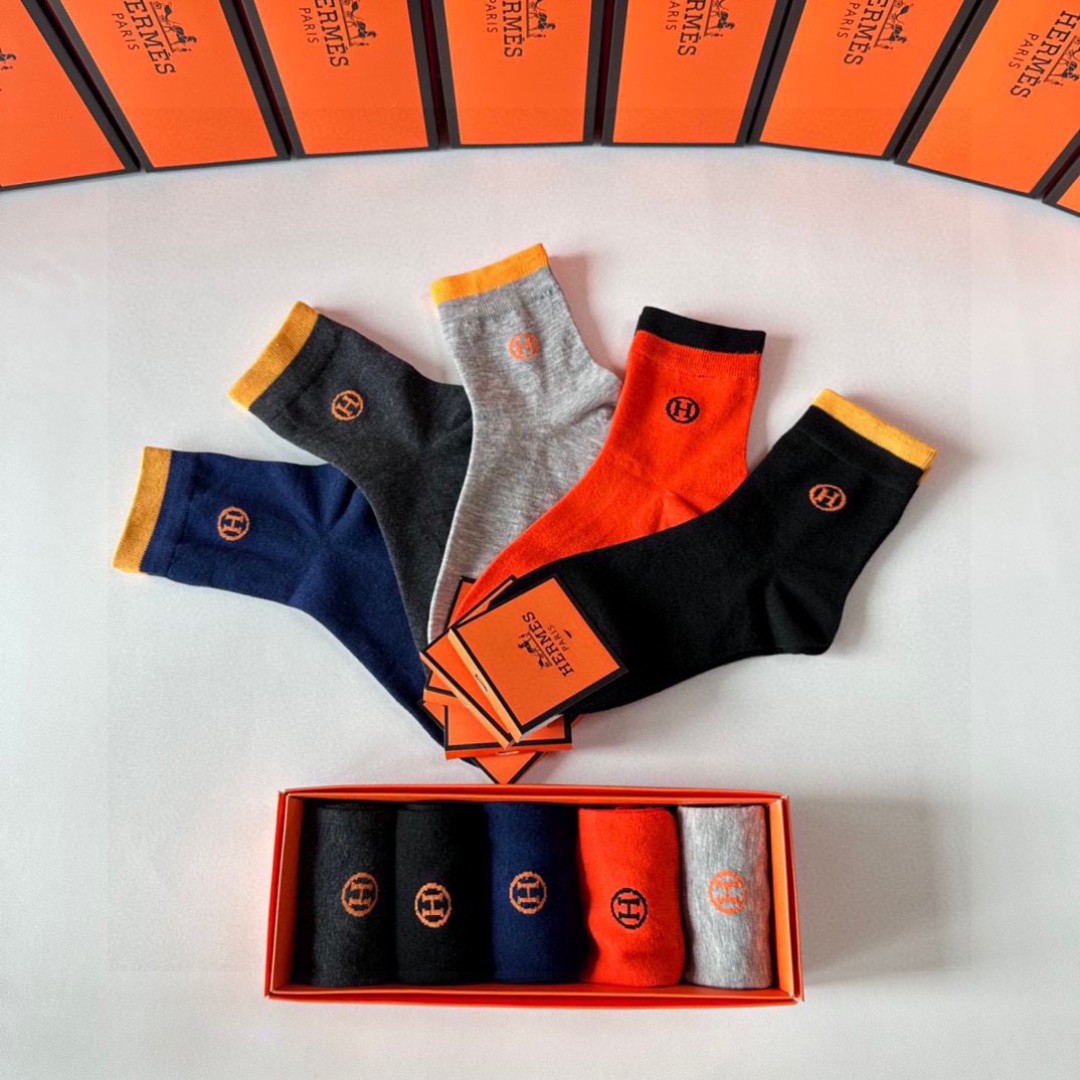  💛配包装
Hermes （爱马仕）新款中长款堆堆袜袜子！一盒五双， 专柜同步筒款袜子，💛大牌出街，潮人