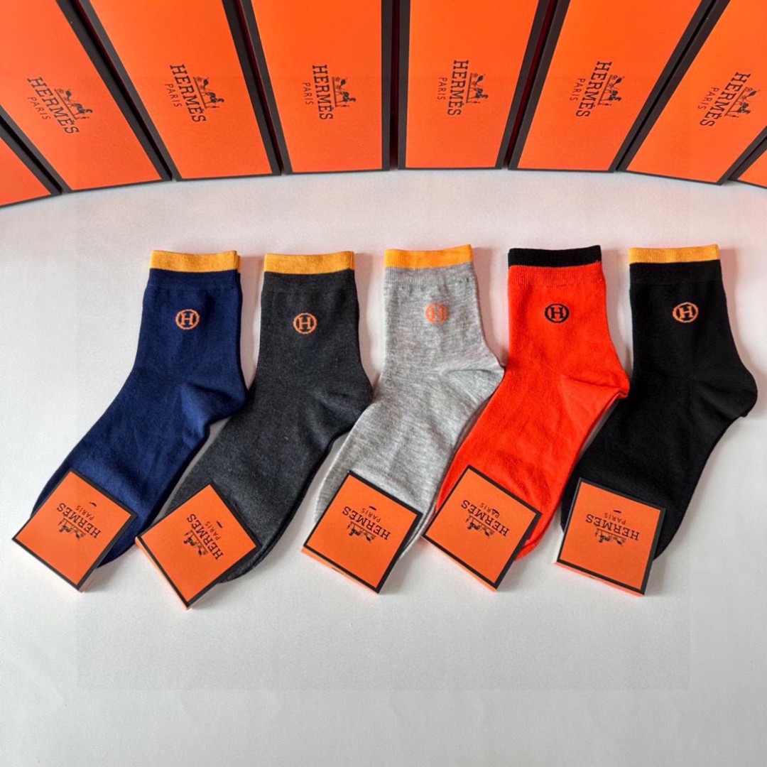  💛配包装
Hermes （爱马仕）新款中长款堆堆袜袜子！一盒五双， 专柜同步筒款袜子，💛大牌出街，潮人