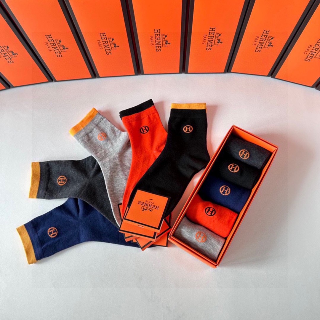  💛配包装
Hermes （爱马仕）新款中长款堆堆袜袜子！一盒五双， 专柜同步筒款袜子，💛大牌出街，潮人