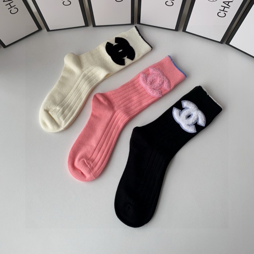  💛配专柜包装
Chanel（香奈儿）新款中长款堆堆袜袜子！一盒五双，专柜同步筒袜袜子，💛大牌出街，潮人