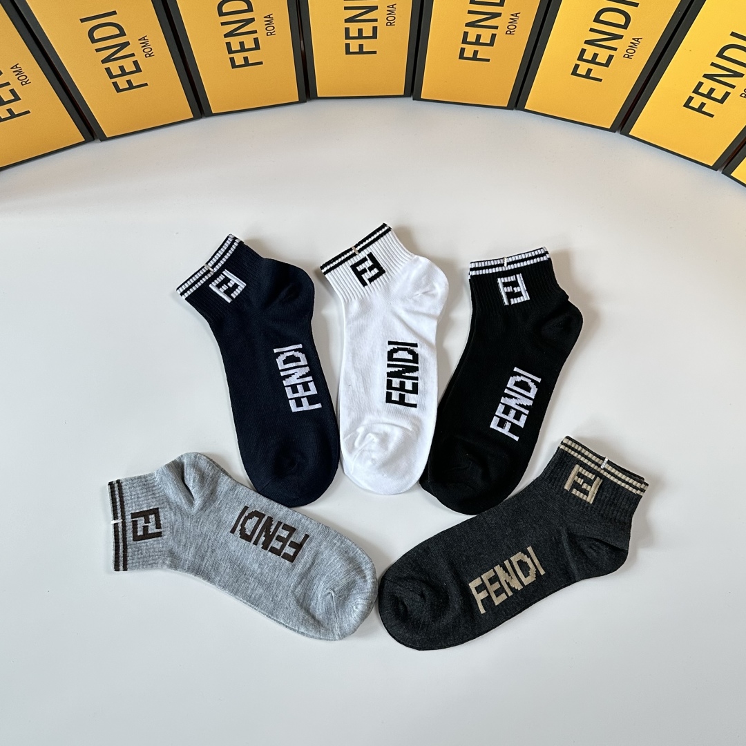 💛配专柜包装
Fendi（芬迪）新款中短袜堆堆袜袜子！一盒五双，专柜同步筒袜袜子，💛大牌出街，潮人必备。