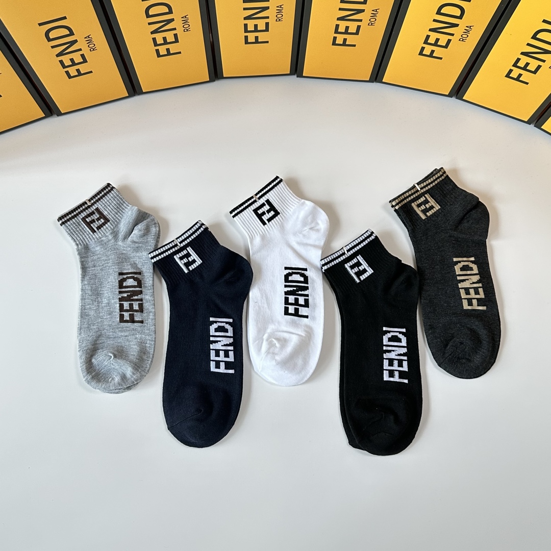 💛配专柜包装
Fendi（芬迪）新款中短袜堆堆袜袜子！一盒五双，专柜同步筒袜袜子，💛大牌出街，潮人必备。