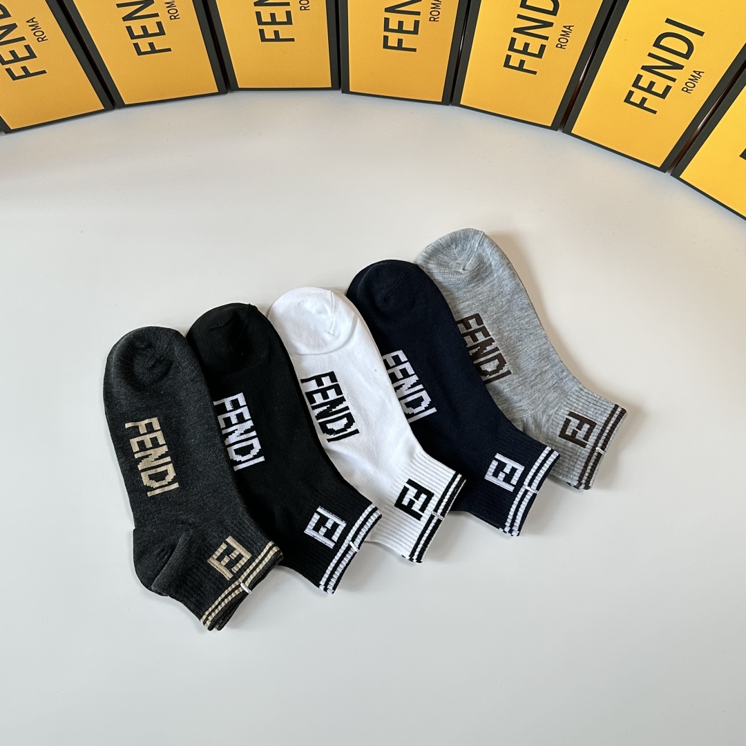 💛配专柜包装
Fendi（芬迪）新款中短袜堆堆袜袜子！一盒五双，专柜同步筒袜袜子，💛大牌出街，潮人必备。