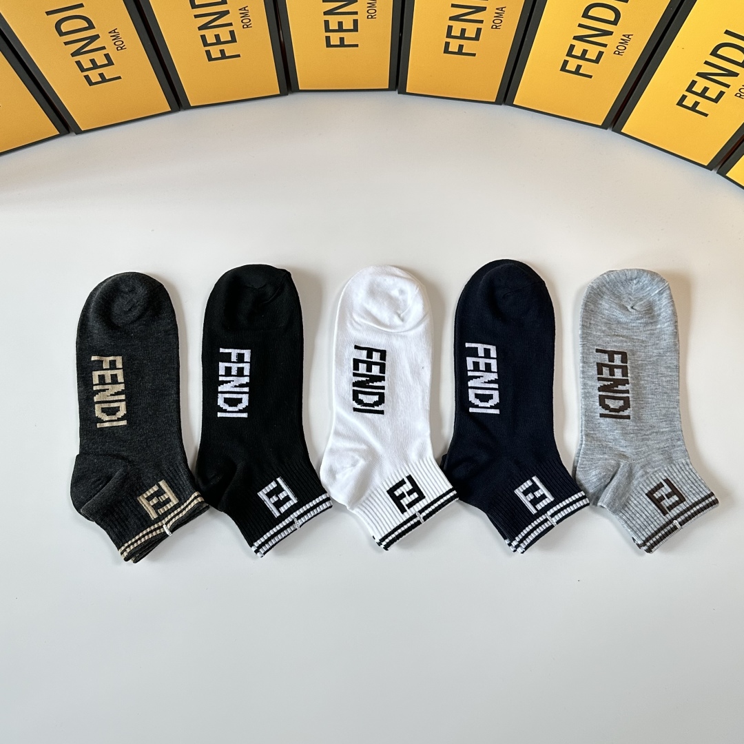 💛配专柜包装
Fendi（芬迪）新款中短袜堆堆袜袜子！一盒五双，专柜同步筒袜袜子，💛大牌出街，潮人必备。