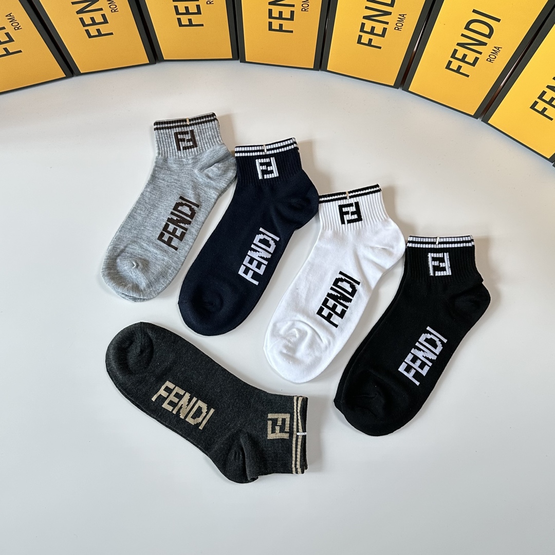 💛配专柜包装
Fendi（芬迪）新款中短袜堆堆袜袜子！一盒五双，专柜同步筒袜袜子，💛大牌出街，潮人必备。