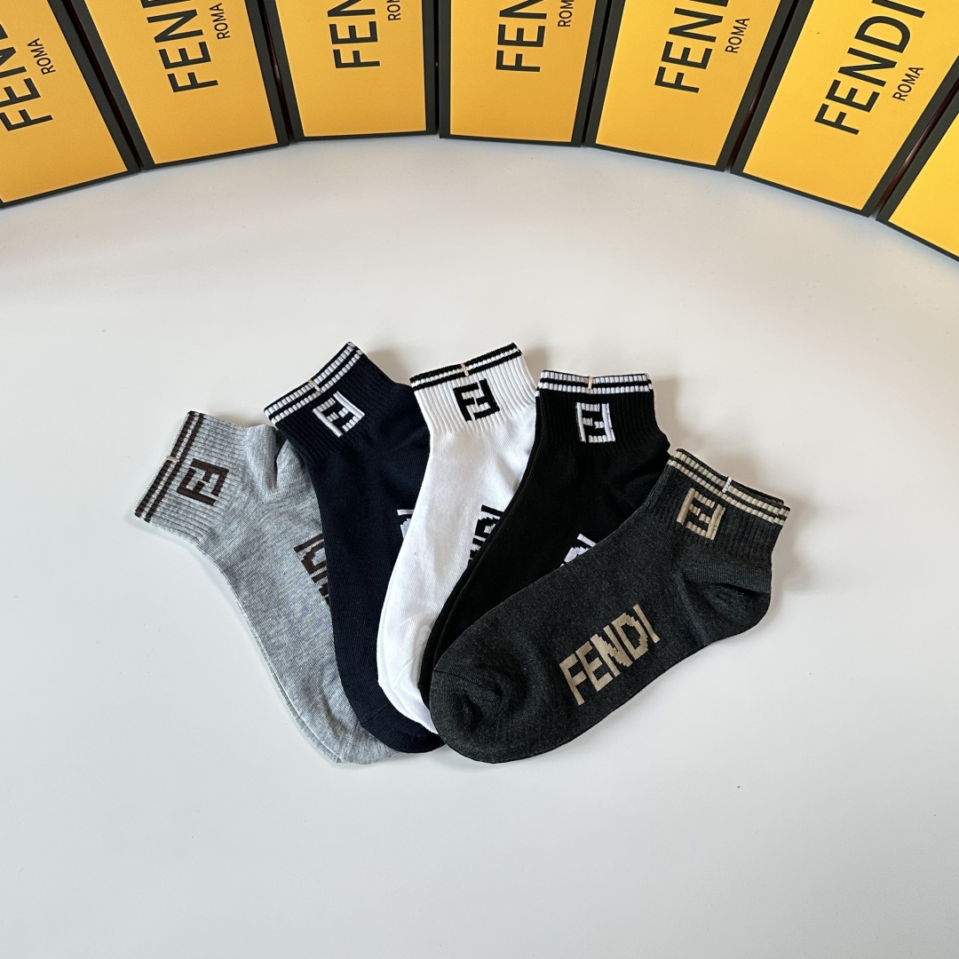 💛配专柜包装
Fendi（芬迪）新款中短袜堆堆袜袜子！一盒五双，专柜同步筒袜袜子，💛大牌出街，潮人必备。