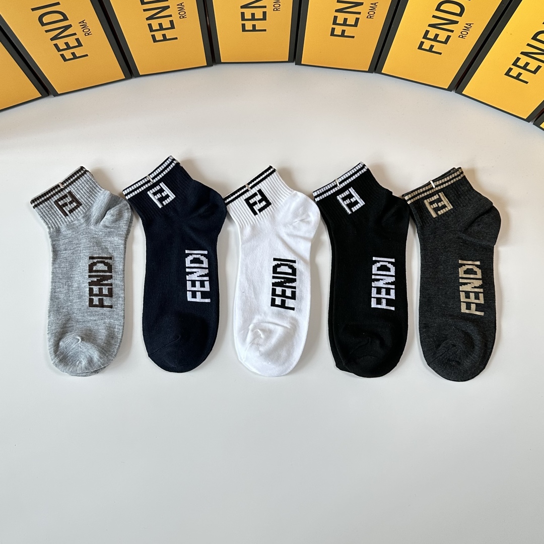 💛配专柜包装
Fendi（芬迪）新款中短袜堆堆袜袜子！一盒五双，专柜同步筒袜袜子，💛大牌出街，潮人必备。