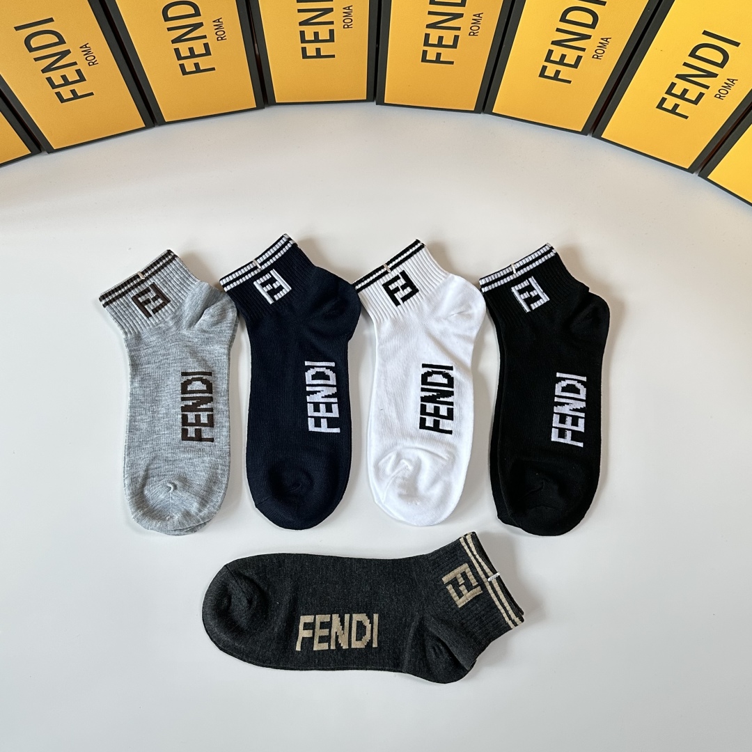 💛配专柜包装
Fendi（芬迪）新款中短袜堆堆袜袜子！一盒五双，专柜同步筒袜袜子，💛大牌出街，潮人必备。