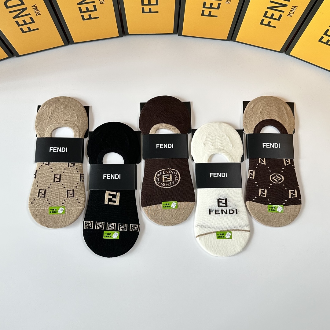 💛配专柜包装
Fendi（芬迪）新款船袜堆堆袜袜子！一盒五双，专柜同步筒袜袜子，💛大牌出街，潮人必备。超
