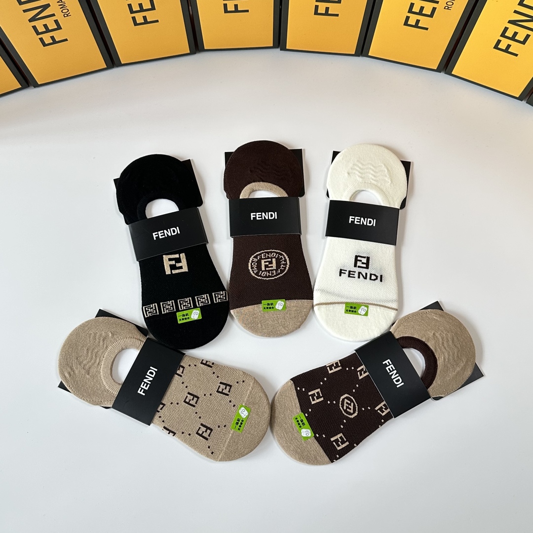💛配专柜包装
Fendi（芬迪）新款船袜堆堆袜袜子！一盒五双，专柜同步筒袜袜子，💛大牌出街，潮人必备。超