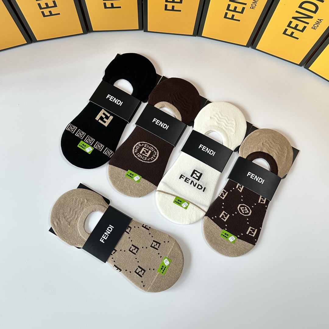 💛配专柜包装
Fendi（芬迪）新款船袜堆堆袜袜子！一盒五双，专柜同步筒袜袜子，💛大牌出街，潮人必备。超