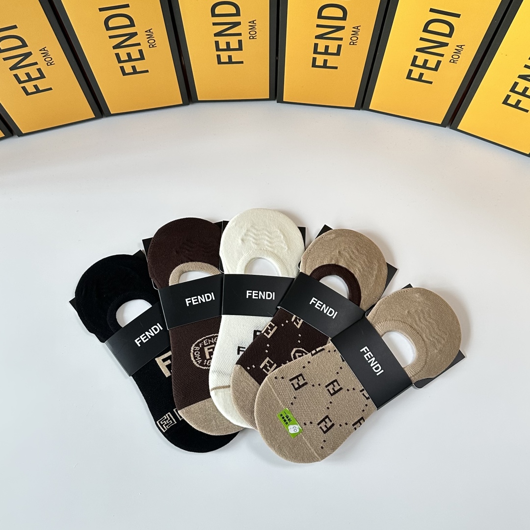 💛配专柜包装
Fendi（芬迪）新款船袜堆堆袜袜子！一盒五双，专柜同步筒袜袜子，💛大牌出街，潮人必备。超