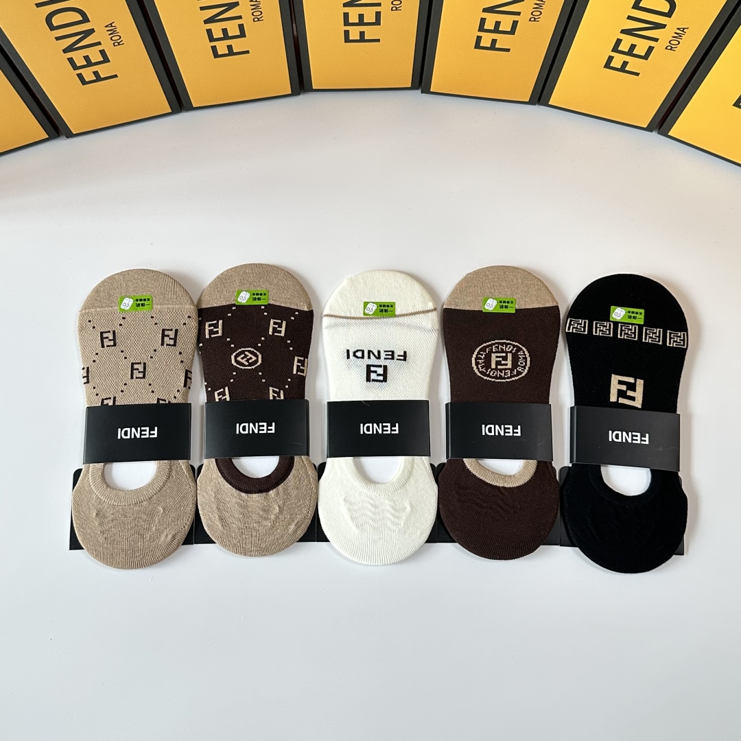💛配专柜包装
Fendi（芬迪）新款船袜堆堆袜袜子！一盒五双，专柜同步筒袜袜子，💛大牌出街，潮人必备。超
