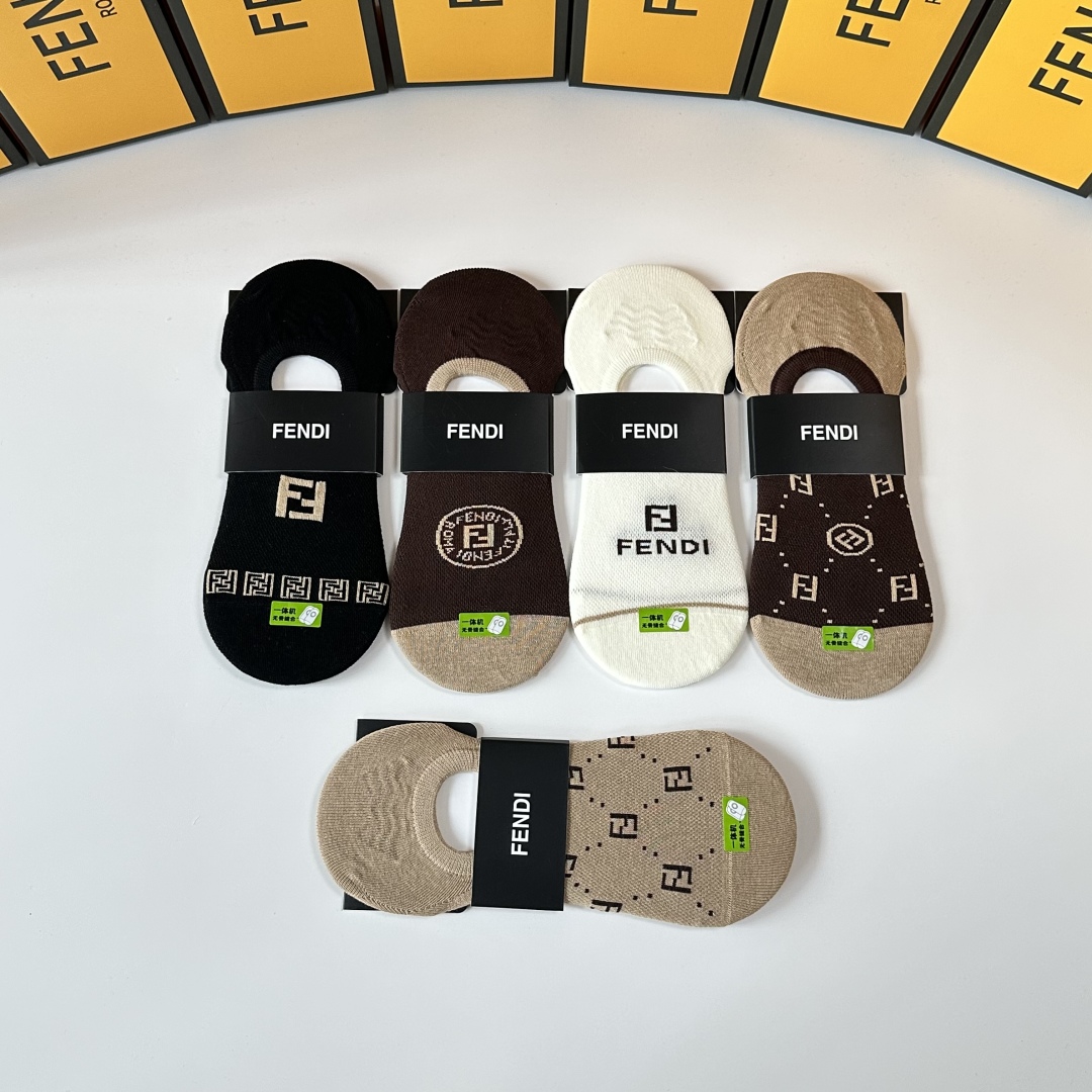 💛配专柜包装
Fendi（芬迪）新款船袜堆堆袜袜子！一盒五双，专柜同步筒袜袜子，💛大牌出街，潮人必备。超