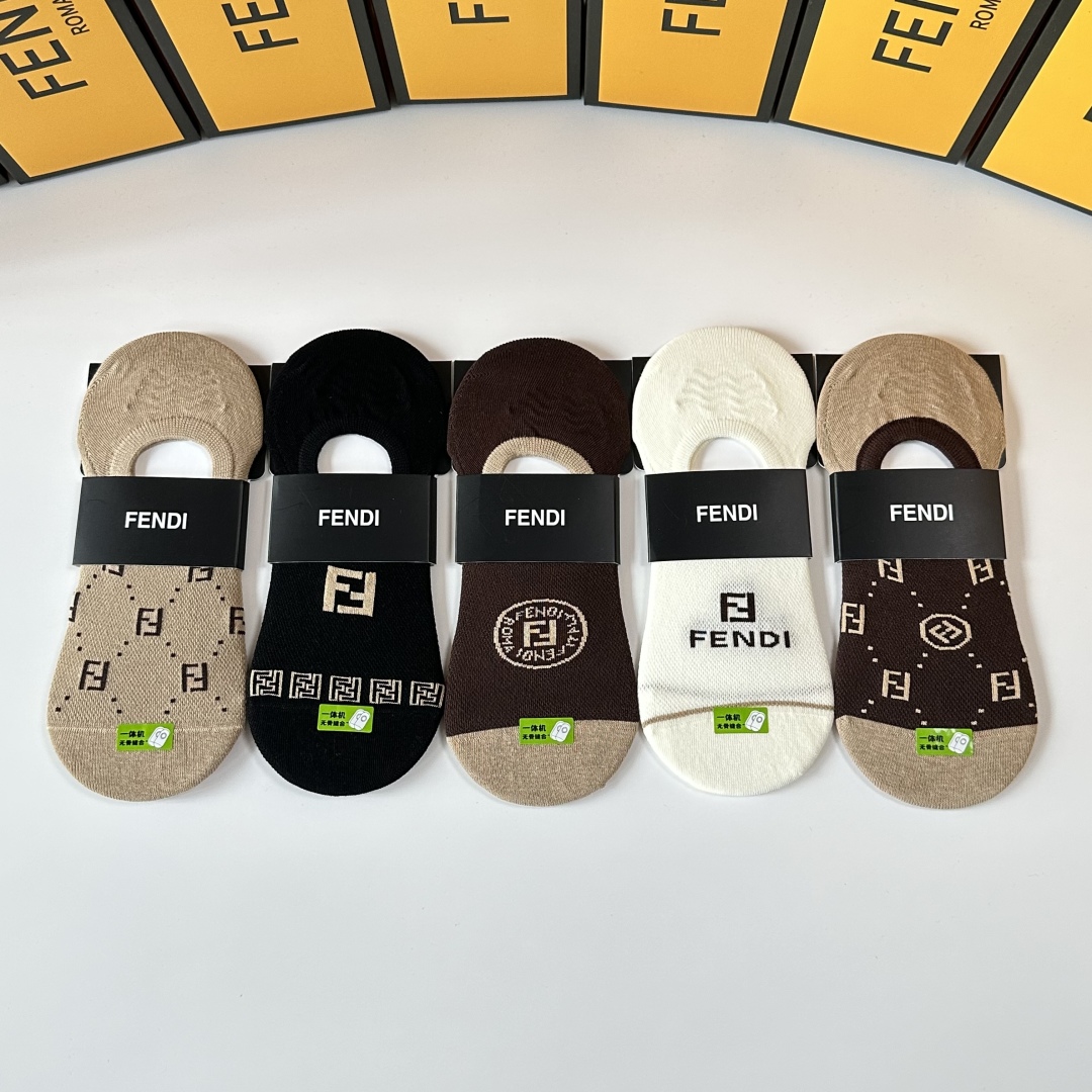 💛配专柜包装
Fendi（芬迪）新款船袜堆堆袜袜子！一盒五双，专柜同步筒袜袜子，💛大牌出街，潮人必备。超