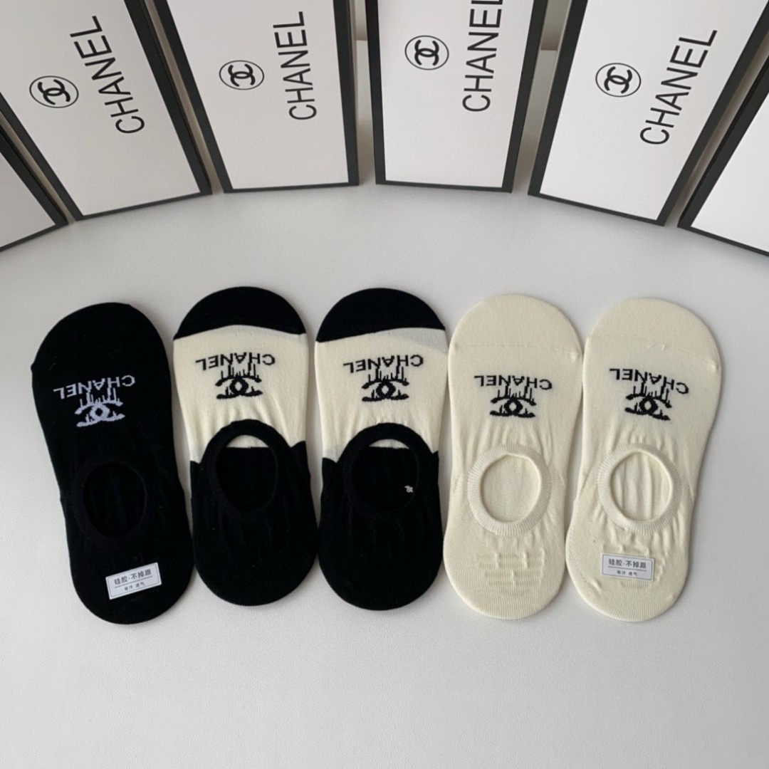  💛配专柜包装
Chanel（香奈儿）新款船袜堆堆袜袜子！一盒五双，专柜同步筒袜袜子，💛大牌出街，潮人必