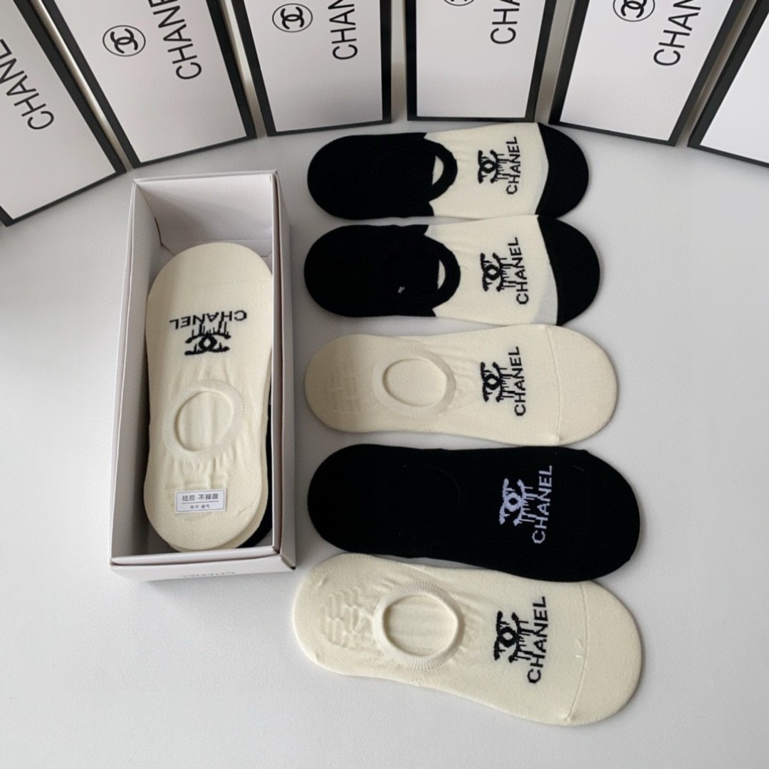  💛配专柜包装
Chanel（香奈儿）新款船袜堆堆袜袜子！一盒五双，专柜同步筒袜袜子，💛大牌出街，潮人必